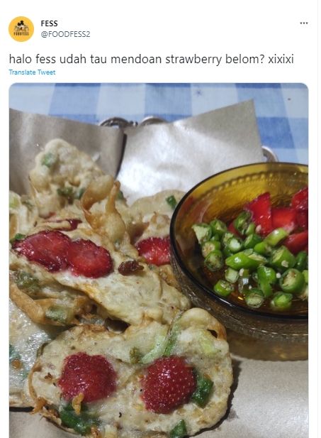 Cuitan warganet tentang mendoan stroberi yang menuai perbedatan di linimasa Twitter. (Twitter/@FOODFESS2)