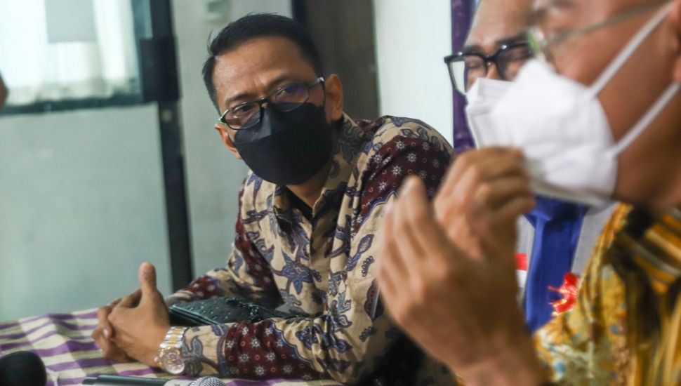 Ayah Vanessa Angel, Doddy Sudrajat saat jumpa pers di Kantor Komnas Perlindungan Anak, Pasar Rebo, Jakarta Timur, Jumat (24/12/2021). [Suara.com/Alfian Winanto]