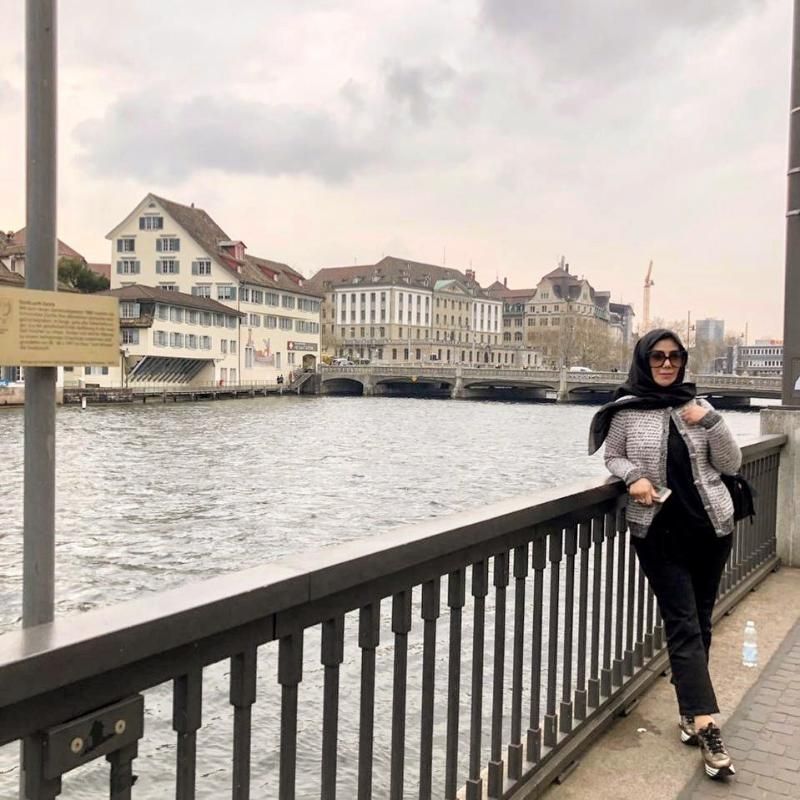 Amy Qanita berpose di salah satu sungat di Zurich, Swiss. [Instagram]