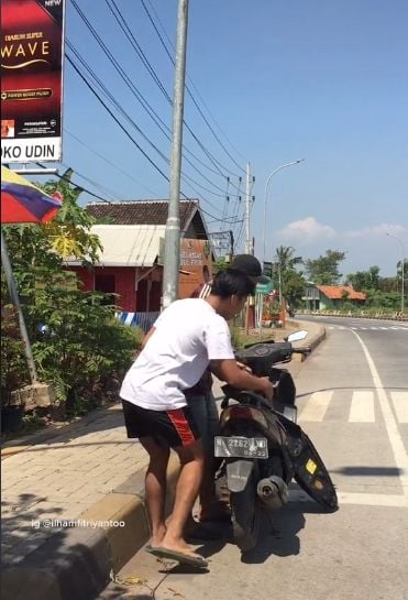 Jok sepeda motor yang lepas saat mengisi bensin di penjual bahan bakar eceran. (TikTok/ilhamftrynt)