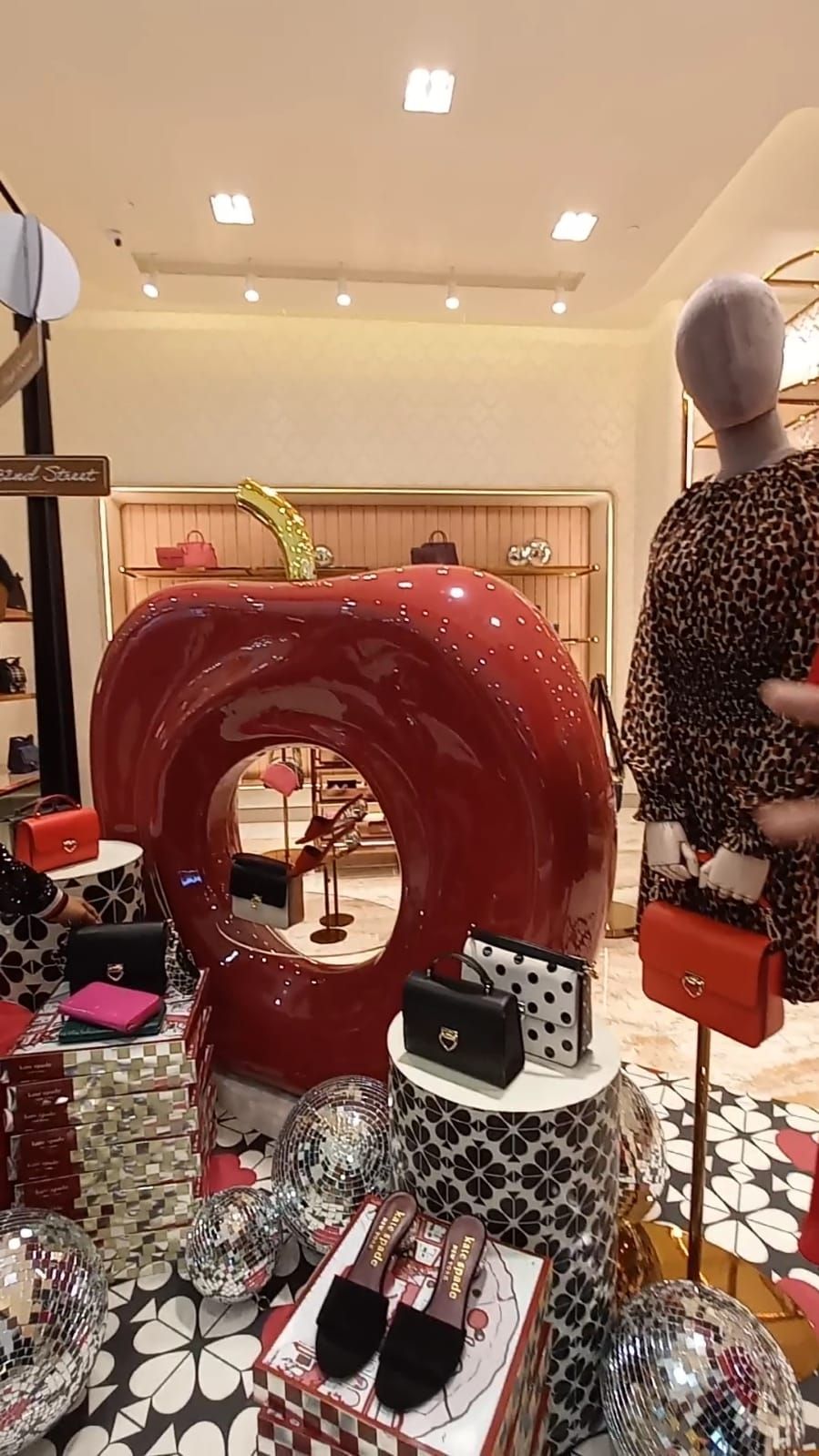 Koleksi Holiday 2021 dari Kate Spade (Suara.com/Vania)