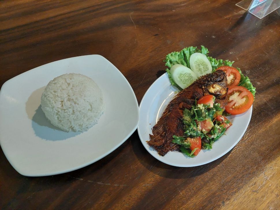 Ikan Nila sambal pecak. (Suara.com/Aflaha Rizal)