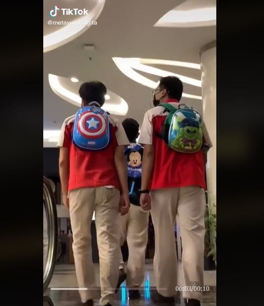 Viral Aksi Tiga Pria Pakai Tas Anak-Anak di Mall (tiktok.com/@metayunasagita)