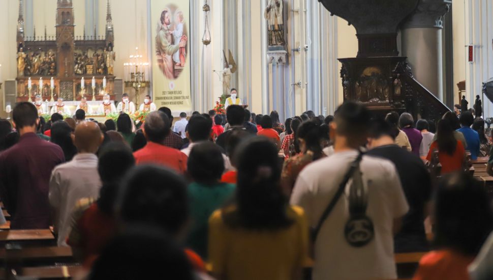 Umat ​​Kristiani menghadiri Misa Natal pada Sabtu (25 Desember 2021) di Gereja Katedral Jakarta Pusat. [Suara.com/Alfian Winanto,]
