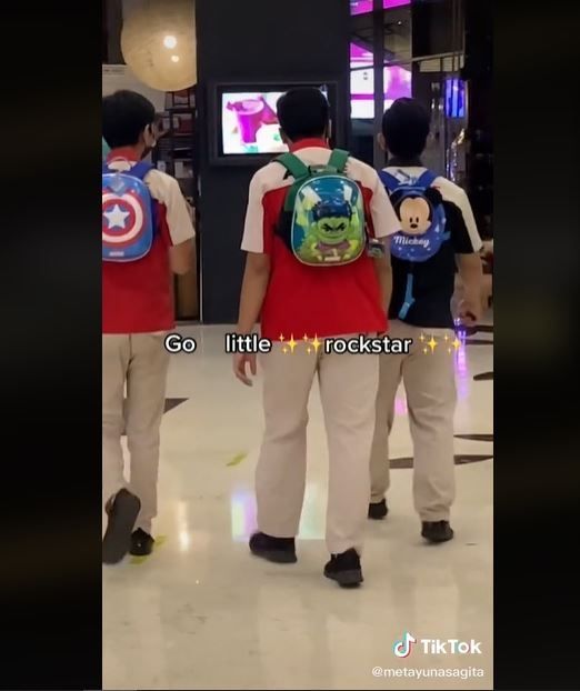 Viral Aksi Tiga Pria Pakai Tas Anak-Anak di Mall (tiktok.com/@metayunasagita)