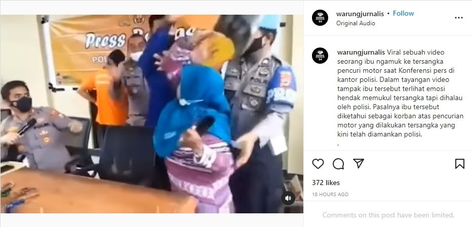 Viral Emak-emak Ngamuk ke Tersangka Curanmor saat Jumpa Pers, Barang Bukti Hampir Melayang (Instagram/@warungjurnalis)