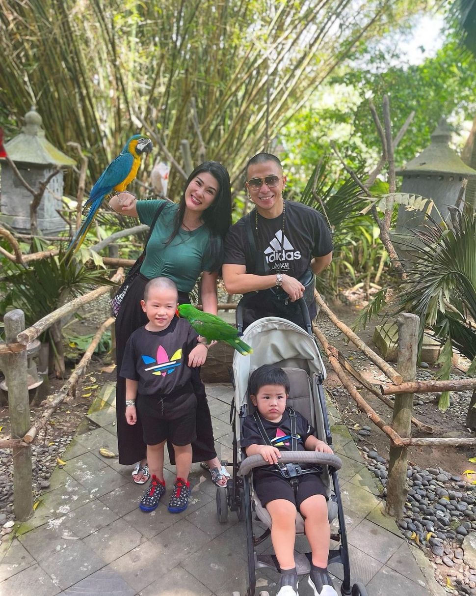 Stevianne Agnecya bersama suami, Anggi Pratama dan dua anaknya, Jeje dan Jojo menikmati liburan di kebun binatang di Bali. [Instagram]