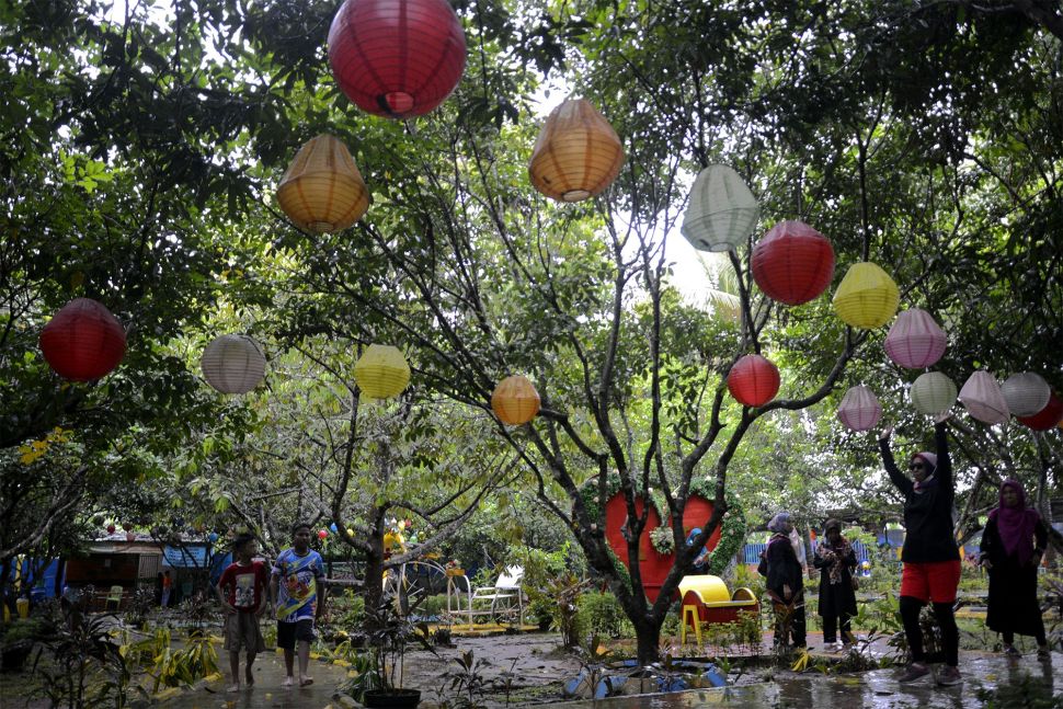 Wisatawan menikmati liburan di kawasan Wisata Kebun, Kabupaten Gowa, Sulawesi Selatan, Minggu (26/12/2021). [ANTARA FOTO/Abriawan Abhe]