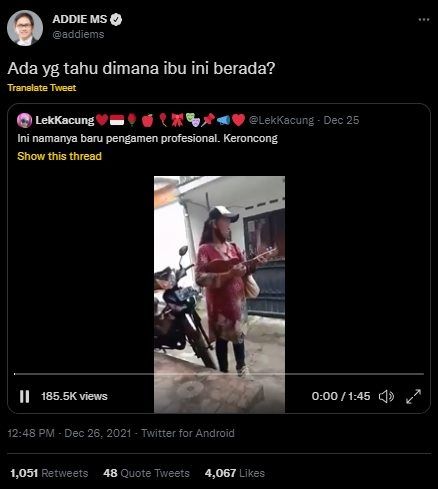 Viral Ibu-ibu Pengamen Main Gitar Nyanyi Lagu Rohani. (Twitter/@addiems)