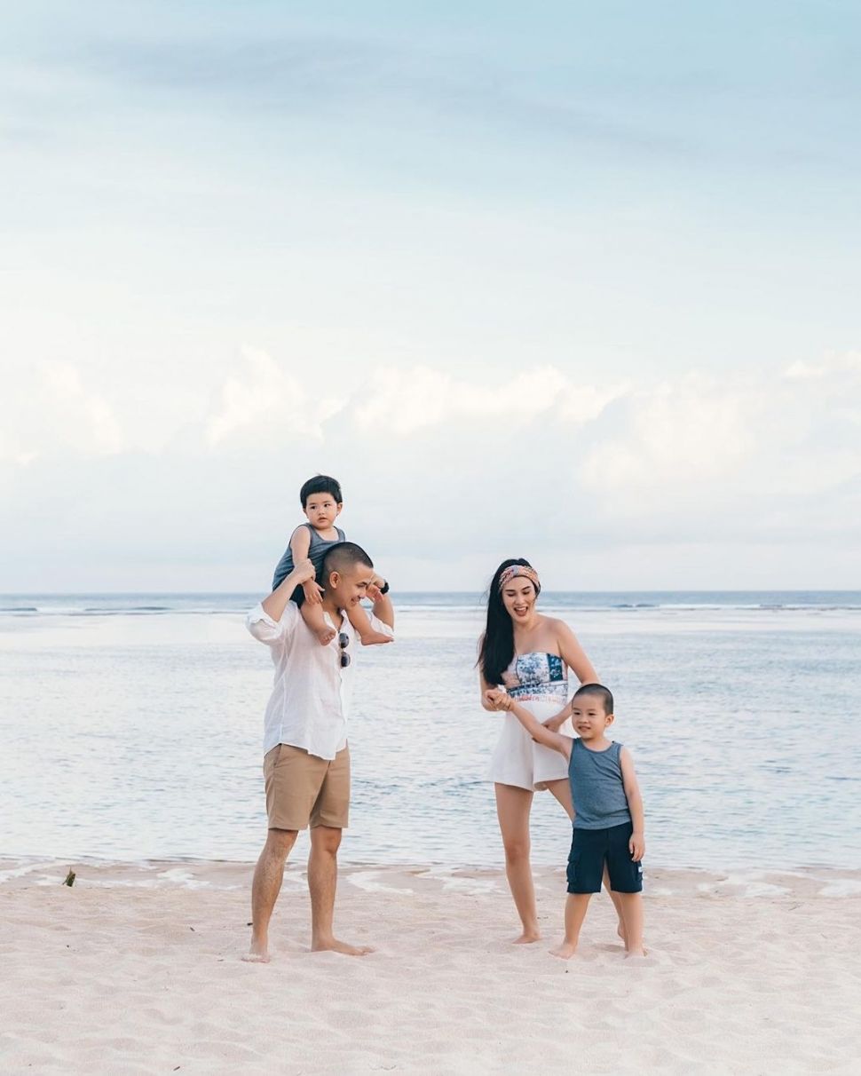 Stevianne Agnecya suami, Anggi Pratama bersama dua anaknya asyik bermain di sebuah pantai di Bali. [Instagram]