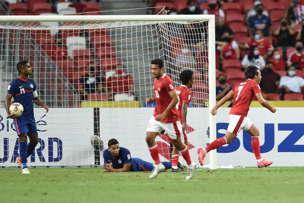 Pemain Indonesia Ezra Harm Ruud Walian (kanan) mencetak gol saat pertandingan leg kedua semifinal sepak bola AFF Suzuki Cup 2020 antara Singapura dan Indonesia di National Stadium di Singapura pada 25 Desember 2021. Roslan RAHMAN / AFP