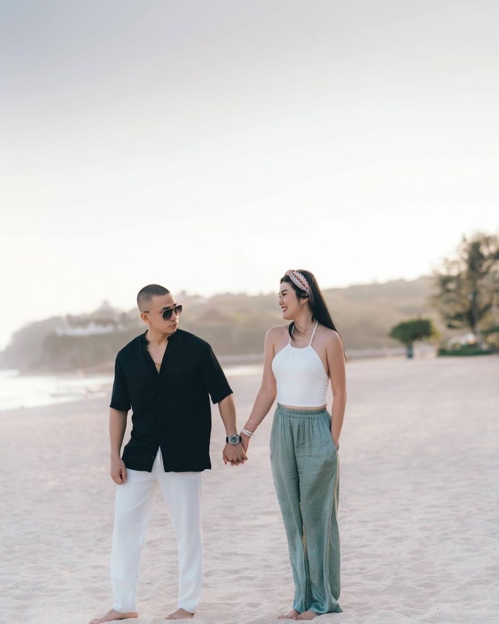 Stevianne Agnecya bersama suami, Anggi Pratama mesra di pantai. [Instagram]