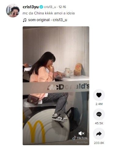 Wanita makan sambil menggenjot pedal (TikTok)