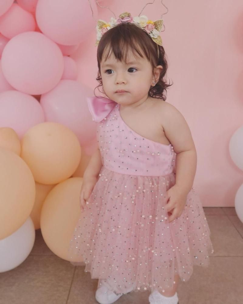 Putri Asmirandah dan Jonas Rivanno, Baby Chloe terlihat menggemaskan di pesta ulang tahunnya yang pertama, pada 25 Desember 2021. [Instagram]