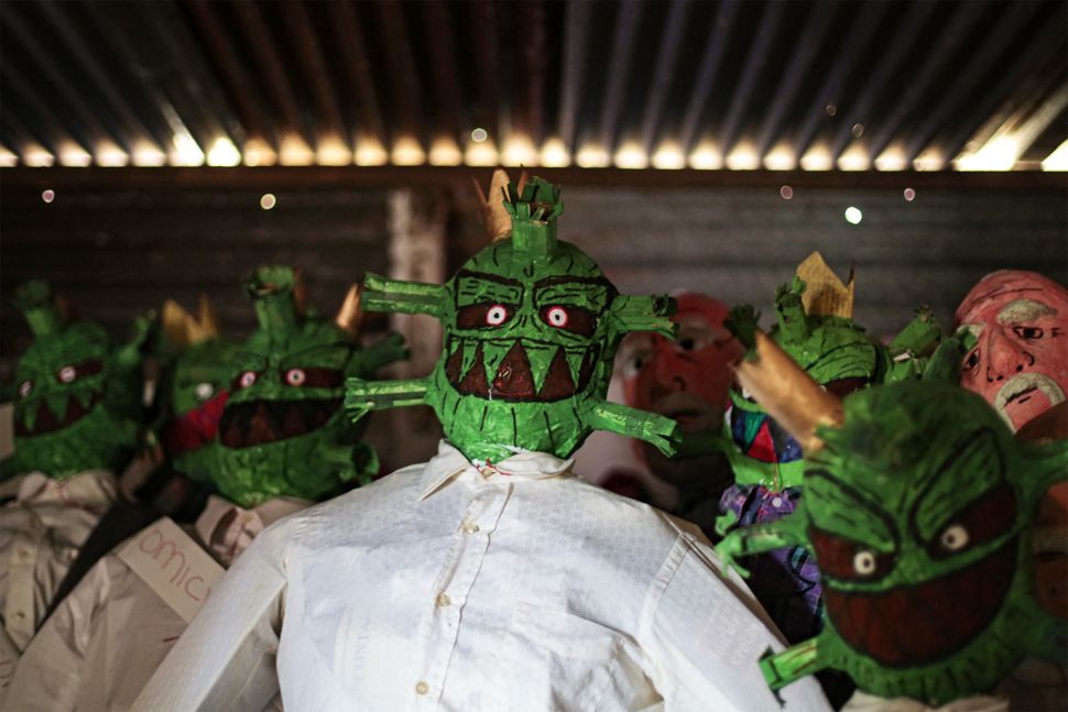 Boneka buatan tangan bergambar COVID-19 varian Omicron terlihat di sebuah kios di Managua, Nikaragua, pada (27/12/2021). [OSWALDO RIVAS / AFP]