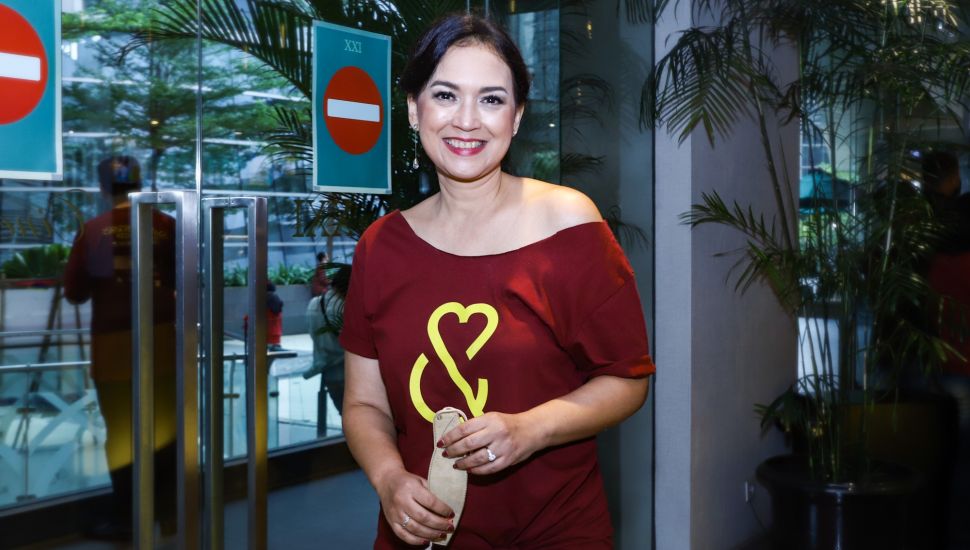 Aktris Ira Wibowo saat ditemu usai jumpa pers film Cinta Pertama, Kedua dan Ketiga di Kuningan, Jakarta Selatan, Selasa (28/12/2021). [Suara.com/Alfian Winanto]