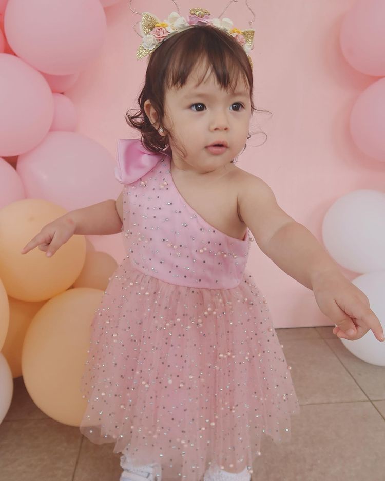 Putri Asmirandah dan Jonas Rivanno, Baby Chloe tampak menggemaskan mengenakan gaun berwarna merah muda saat merayakan ulang tahunnya yang pertama pada 25 Desember 2021. [Instagram]