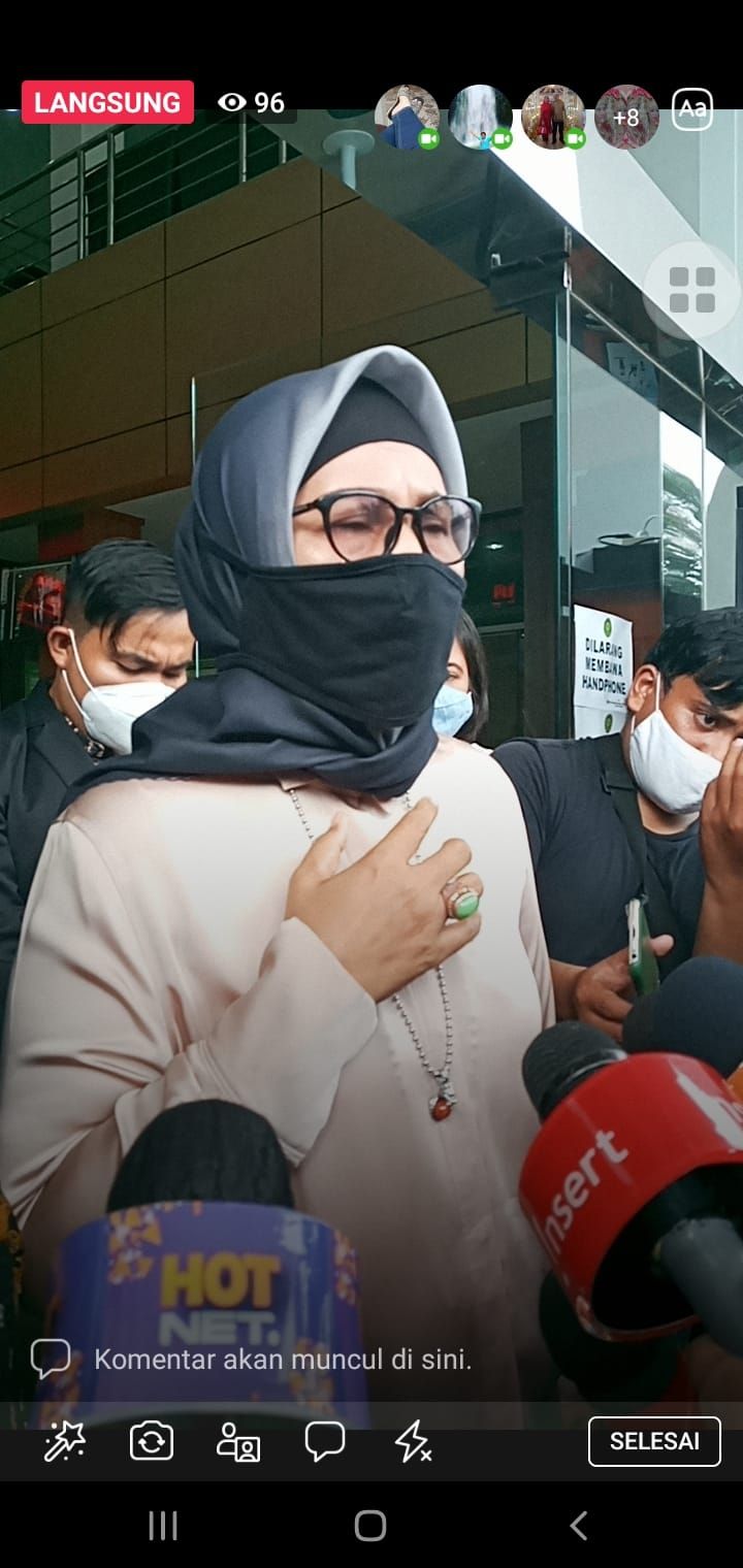 Ibunda Gaga Muhammad, Janariyah memberikan keterangan kepada wartawan usai menjalani sidang sebagai saksi di Pengadilan Agama Jakarta Timur, Selasa (28/12/2021). [Evi Ariska/Suara.com]