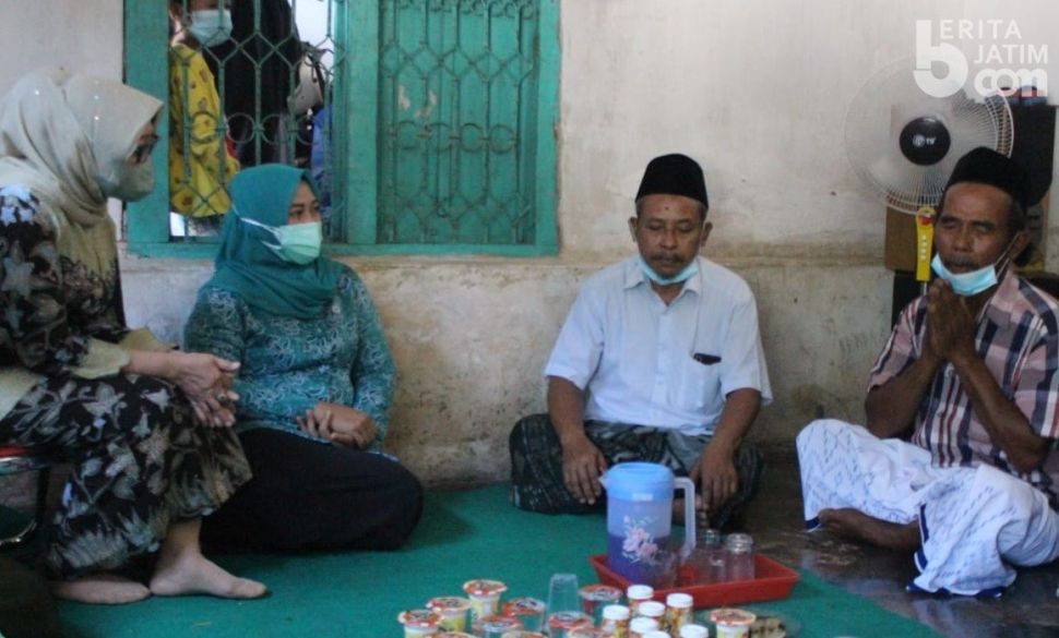 Keluarga bocah kelas VI SD di Jombang [Foto: Beritajatim]