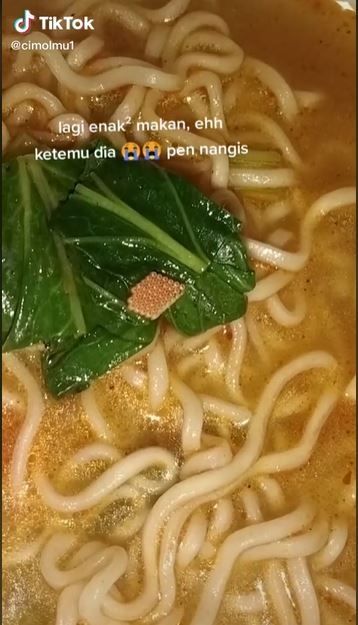 Telur ulat di sawi hijau mi instan (TikTok @cimolmu1)