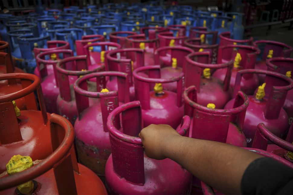 Petugas membawa gas tabung elpiji nonsubsidi di salah satu agen di Jalan Emong, Lengkong, Bandung, Jawa Barat, Selasa (28/12/2021). [ANTARA FOTO/Raisan Al Farisi]