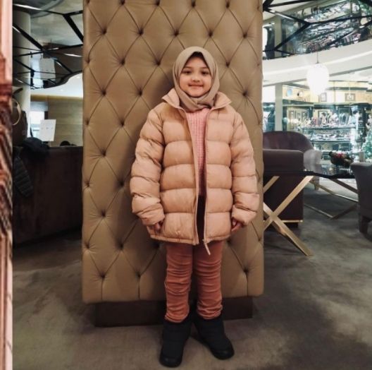 Potret Arsy Hermansyah Berhijab saat Liburan. (Instagram/queenarsy)