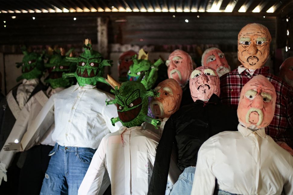 Boneka buatan tangan bergambar COVID-19 varian Omicron terlihat di sebuah kios di Managua, Nikaragua, pada (27/12/2021). [OSWALDO RIVAS / AFP]