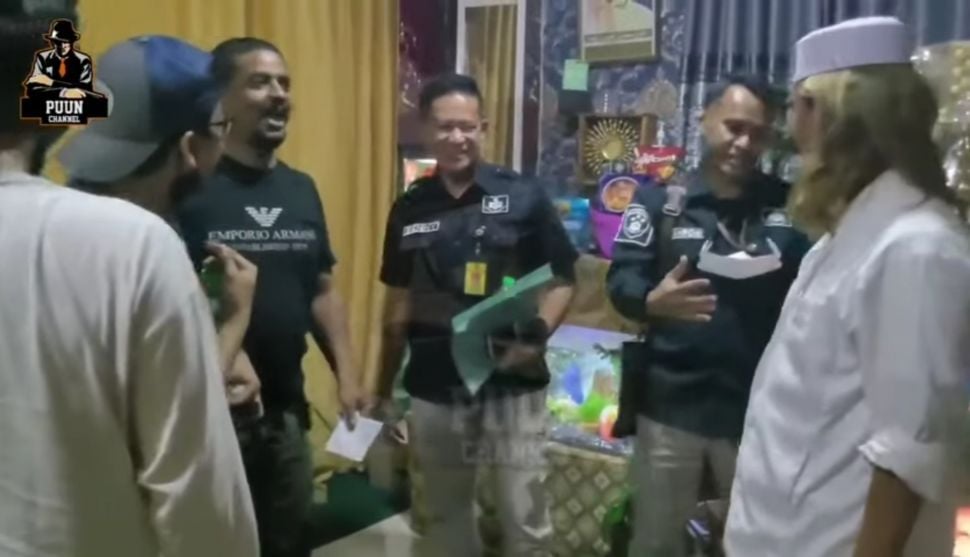 Habib Bahar saat didatangi anggota kepolisian [Youtube]