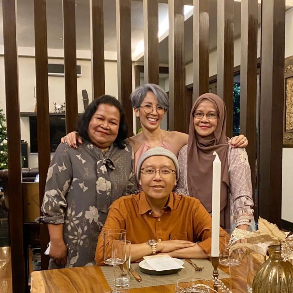 Ari Lasso bersama istri dan dua kakaknya. [Instagram]