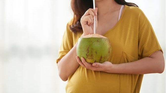 Air kelapa muda dapat memberikan manfaat bagi ibu hamil. (freepik)