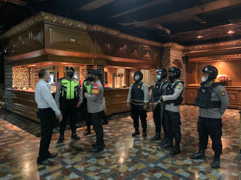 Menjelang tahun Baru 2022, Tim Patroli Perintis Presisi Polres Metro Jakarta Barat menggelar razia di sejumlah kafe hingga tempat hiburan malam, guna mengantisipasi penyebaran Covid-19. Pada Rabu (29/12/2021) malam kemarin, ditemukan kafe yang beroperasi sampai pukul 24.00 WIB. [dokumentasi Polres Jakarta Barat]