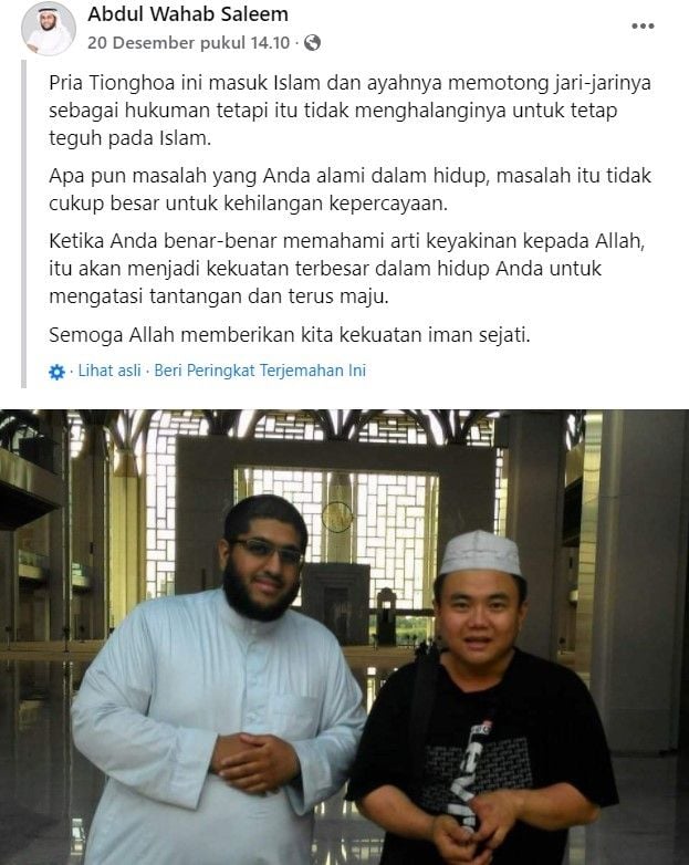 Unggahan facebook Abdul Wahab Saleem belum lama ini memperlihatkan soerang warga tionghoa rela dipotong jarinya demi bisa masuk islam. [Facebook]