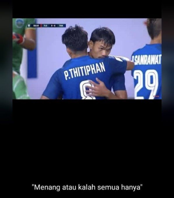 Meme Pesepak Bola Thailand Thitiphan Puangchan. (Twitter)