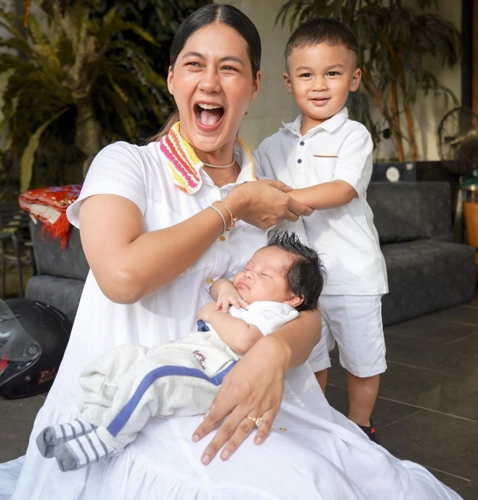 Paula Verhoeven bersama Kiano dan Kenzo. [Instagram]