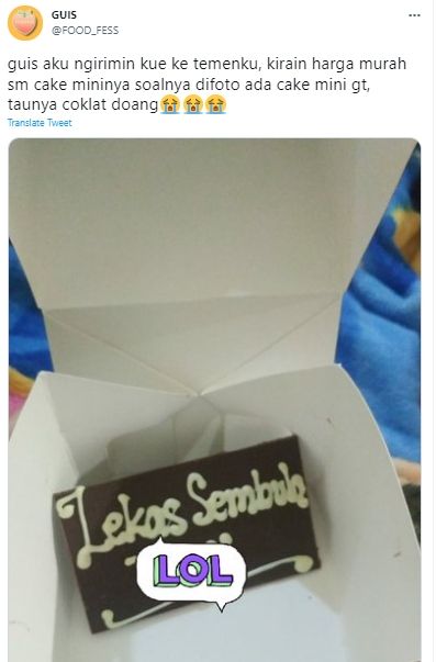 Cuitan dan foto kardus kue yang hanya berisi coklat hiasan saja. (Twitter/FOOD_FESS)