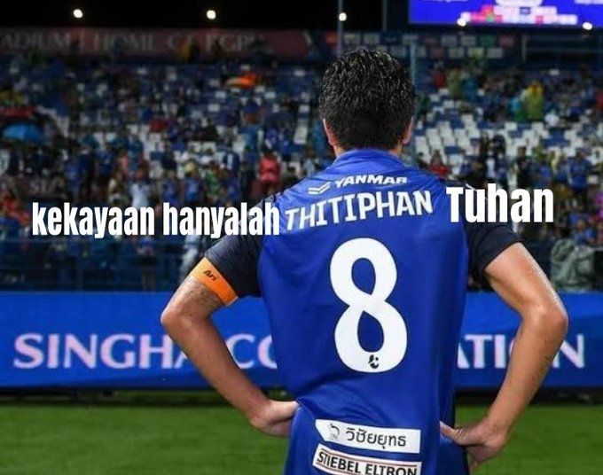 Meme Pesepak Bola Thailand Thitiphan Puangchan. (Twitter)