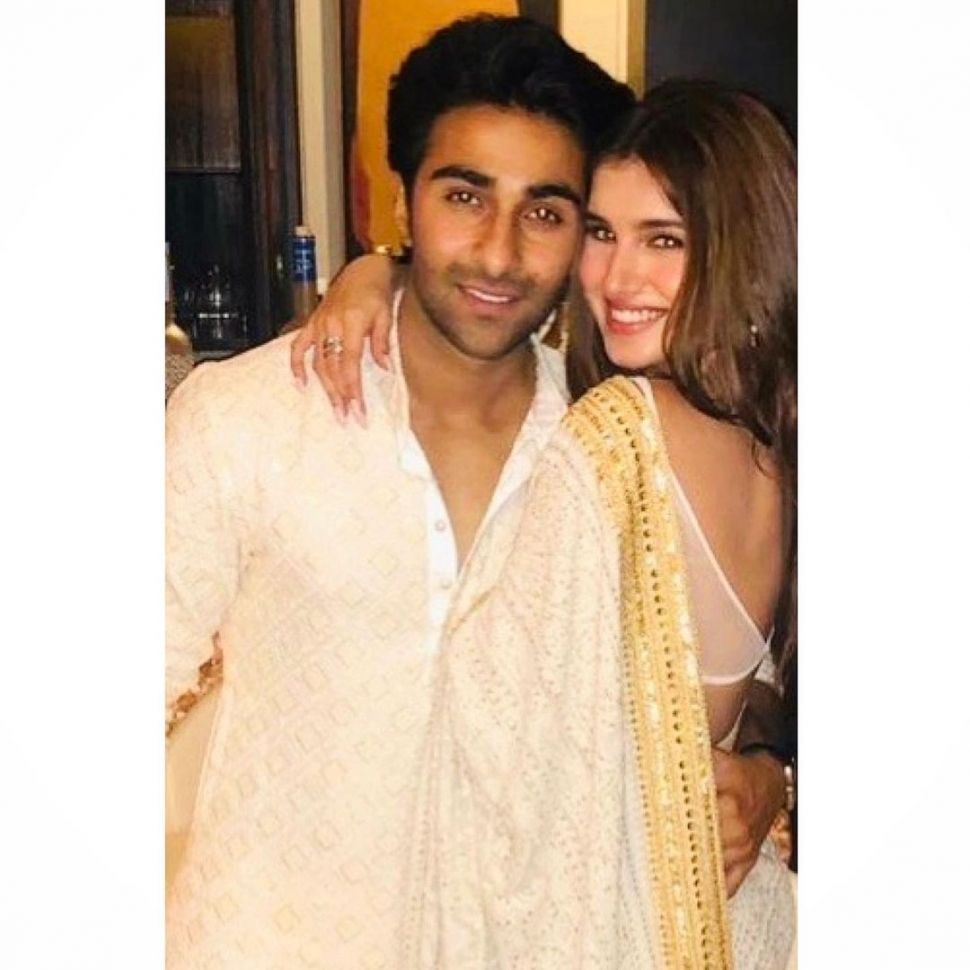 Couple Bollywood Paling Ditunggu Nikahnya. (Instagram/@tarasutaria)