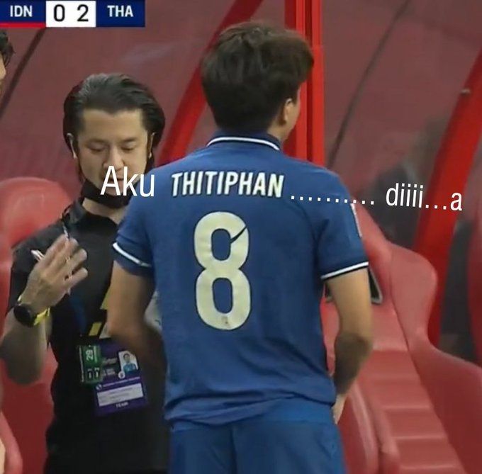 Meme Pesepak Bola Thailand Thitiphan Puangchan. (Twitter)