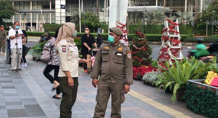 Menjelang malam pergantian tahun 2021 - 2022, masyarakat memadati sejumlah titik kumpul di kawasan Ibu Kota. Salah satunya adalah kawasan Bundaran HI, Jakarta Pusat, Jumat (31/12/2021). [Suara.com/Yosea Arga Pramudita]