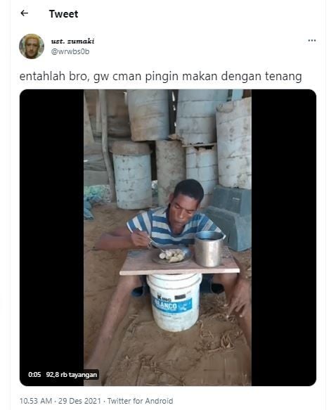 Makan dan terkena lemparan anjing (Twitter @wrwbs0b)