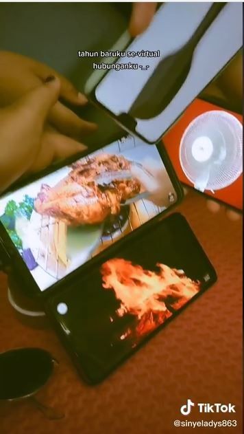 Bebakaran virtual saat tahun baru (TikTok @sinyeladys863)