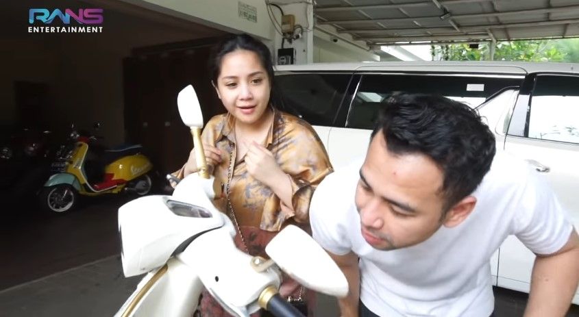 Raffi Ahmad belikan Nagita Slavina Vespa Dior seharga Rp 1,5 miliar. [YouTube RANS Entertainemnt]