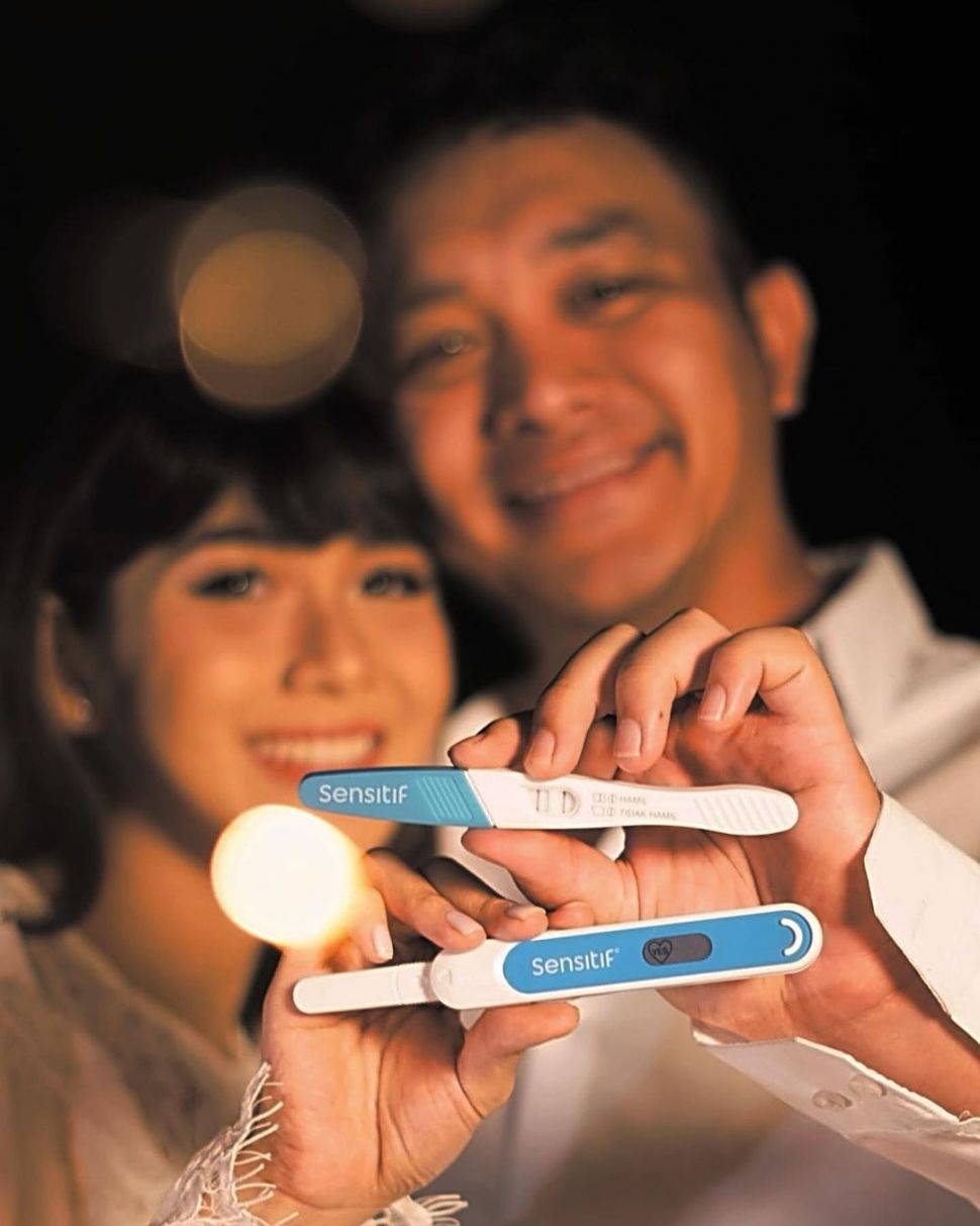 Gilang Dirga dan Adiezty Fersa mengumumkan kehamilan di malam tahun baru 2022. [Instagram]