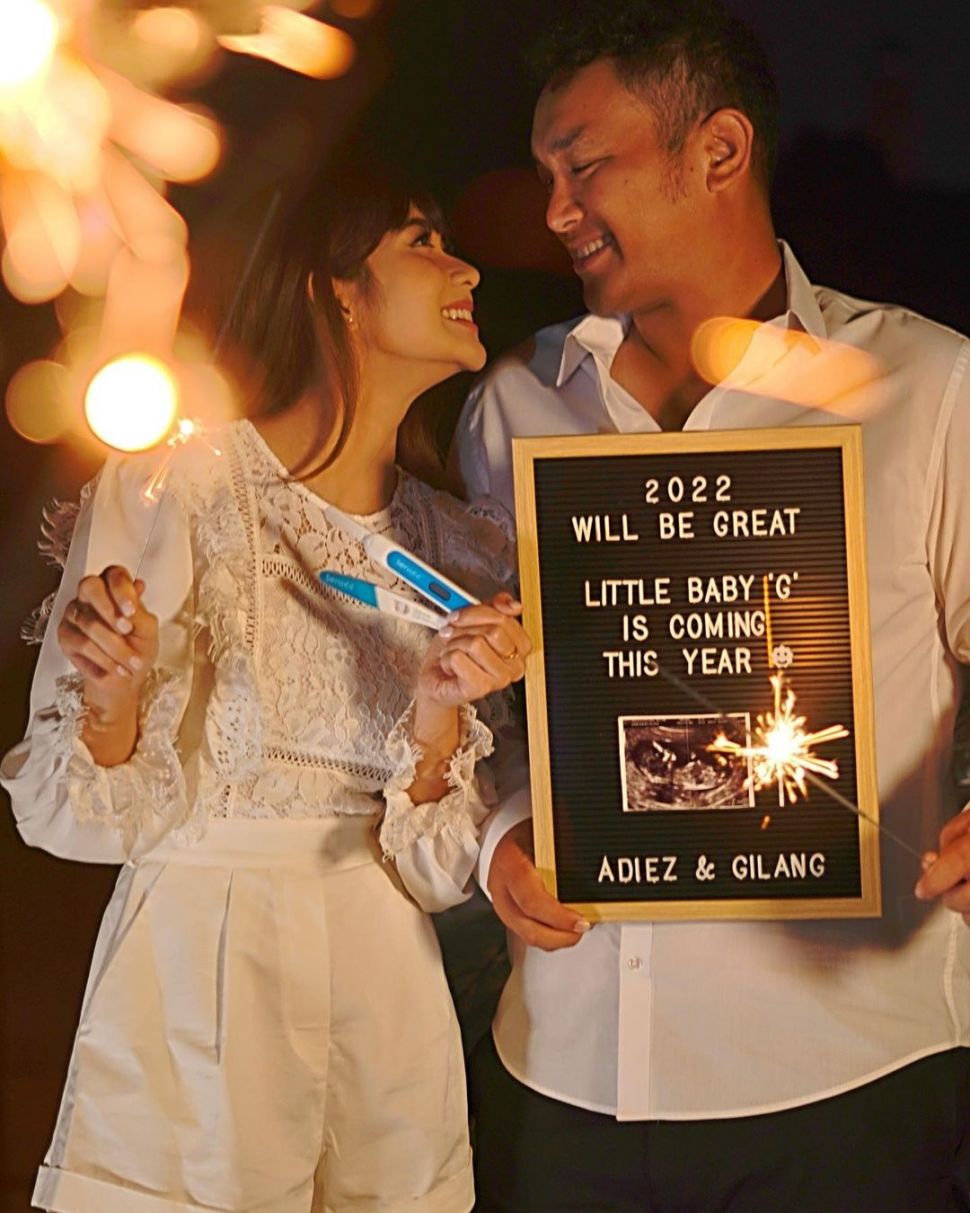 Gilang Dirga dan Adiezty Fersa mengumumkan kehamilan di malam tahun baru 2022. [Instagram]