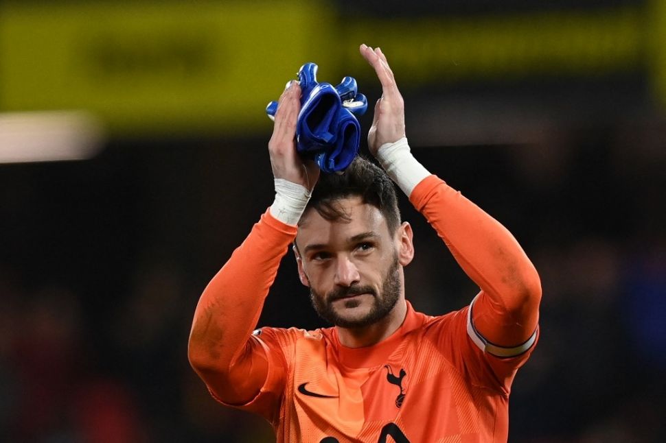 Kiper Tottenham Hotspur, Hugo Lloris memberikan aplaus pada suporter usai laga Liga Inggris kontra Watford di Vicarage Road, Sabtu (1/1/2022) malam WIB. [Glyn KIRK / AFP]