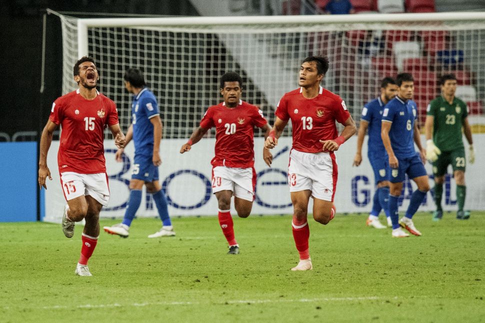 Pesepak bola Timnas Indonesia Ricky Kambuaya (kiri) melakukan selebrasi usai membobol gawang Timnas Thailand dalam pertandingan Babak Final Leg 2 Piala AFF 2020 di National Stadium, Singapura, Sabtu (1/1/2022). [ANTARA FOTO/Flona Hakim]