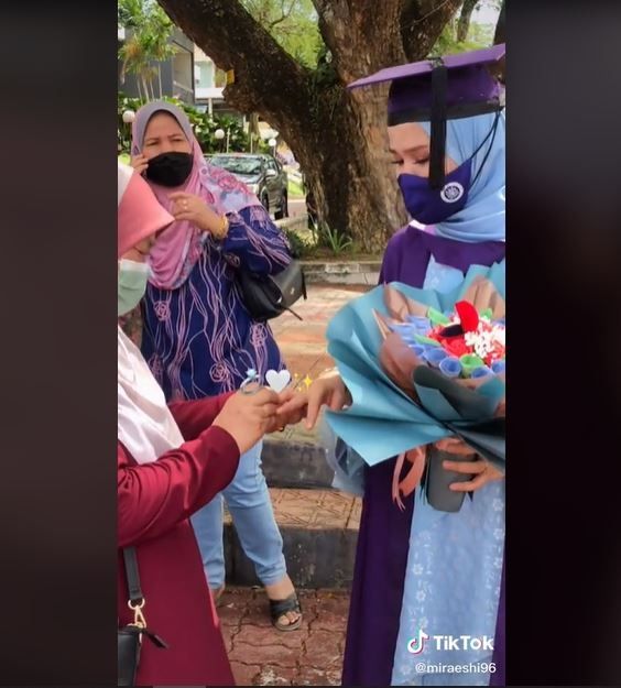 Wanita Viral Dapat Cincin Tunangan dari Calon Menantu Saat Wisuda (tiktok.com/miraeshi96)