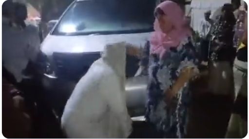 Habib Bahar bin Smith berpamitan pada Ibu sebelum datangi Polda Jabar (Twitter)