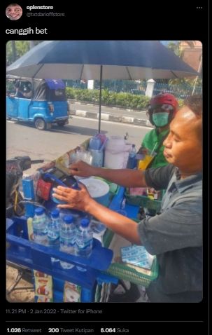 Viral Penjual Kopi Keliling Layani Pembayaran Pakai Mesin Debit, Publik: Tolong Banyakin