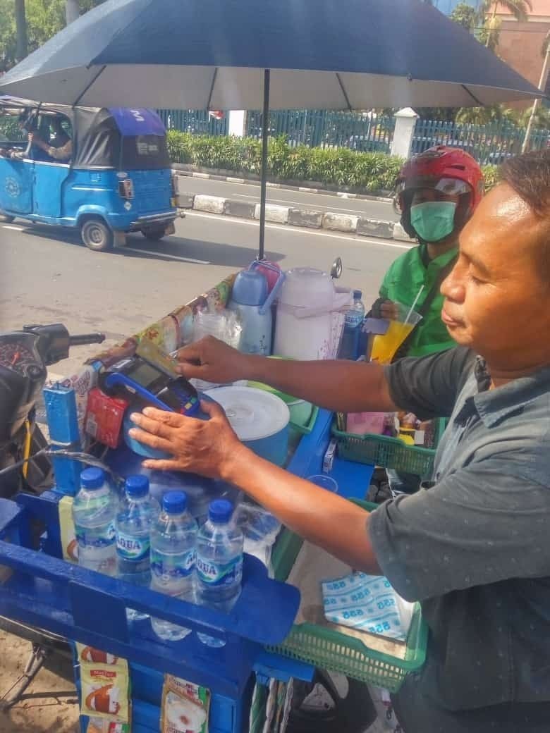 Viral Penjual Es Keliling Layani Pembayaran Via Debit. (Twitter/@txtdrorangsusah)